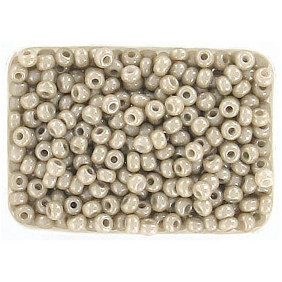 Perles de rocaille, craie beige lustered rocaille, grandeur 10. Vendu en paquet de 250 grammes. (SKU# GBR10L/46088)