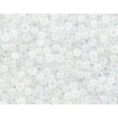 Perles de rocaille, blanc nacré opaque, grandeur 8. Vendu en paquet de 250 grammes. (SKU# GBR8L/57102)