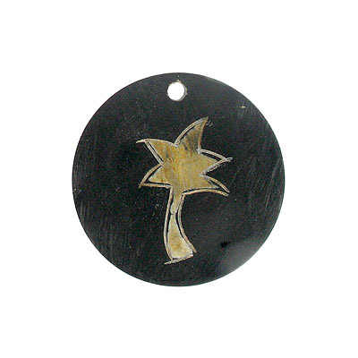 Pendentif en corne, plat sculpté large 50mm, palmier. Vendu en paquet de 12. (SKU# HRP594)