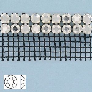 Galon pierres du Rhin, filet noir 2 rangs, 1 côté cristal xt, plat. La commande minimum est de 1 metre. (SKU# RBF202B1N101X)