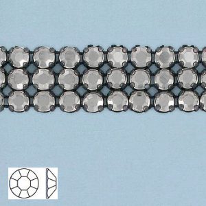 Galon pierres du Rhin, filet noir 3 rangs, côté 0, diamant noir XT, monture noire, plat. La commande minimum est de 1 metre. (SKU# RBF203B0N204XB)