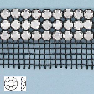 Galon pierres du Rhin, filet noir 3 rangs, côté 0, cristal xt, serti noir, plat. La commande minimum est de 1 metre. (SKU# RBF203B1N101B)
