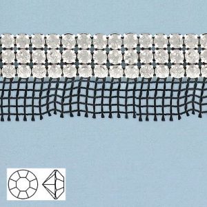 Galon pierres du Rhin, 3 rangs, ss20, filet noir, 1 face, cristal brillant, coupé à la machine. La commande minimum est de 1 metre. (SKU# RBM203B1N101A)