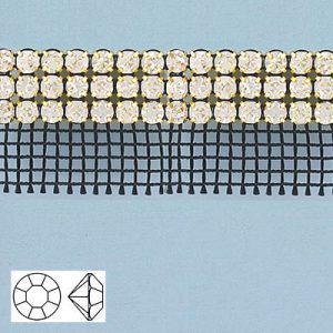 Galon pierres du Rhin, 3 rangs, ss20, filet noir, 1 face, cristal brillant, coupé à la machine, or. La commande minimum est de 1 metre. (SKU# RBM203B1N101AG)