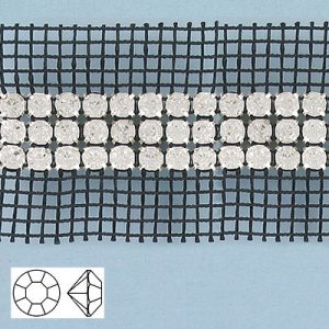 Galon pierres du Rhin, 3 rangs, ss20, filet noir, 2 côtés cristal brillant. La commande minimum est de 1 metre. (SKU# RBM203B2N101B)