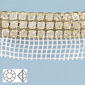 Galon pierres du Rhin, 3 rangées, ss20, filet blanc, 1 face, cristal, serti or. La commande minimum est de 1 metre. (SKU# RBM203W1N101G)