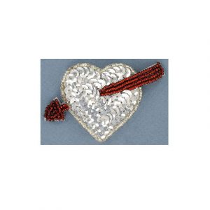 Appliques en paillettes, coeur avec fleche, argent, 8.5x5cm (3.5"x2"). Vendu separement. (SKU# SM596/SI)