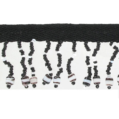 Frange de perles de verre noires et blanches sur ruban noir. La commande minimum est de 1 verge. (SKU# SMF1018)