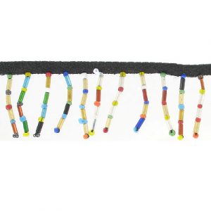 Frange de perles de verre multicolores sur ruban noir. La commande minimum est de 1 verge. (SKU# SMF917/MU)