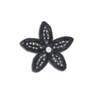 Appliques en paillettes, fleur perle, noir, 6cm (2.25"). Vendu separement. (SKU# SMTT31226/BLK)